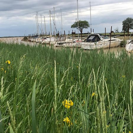 Appartement Avec Vue Panoramique Sur L'Estuaire De La Gironde Plassac  Экстерьер фото